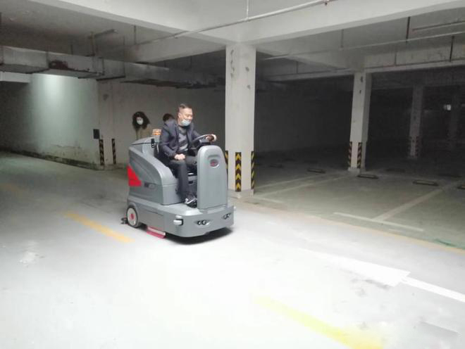 房山小区物业保洁不用人力改用驾驶式洗地机了